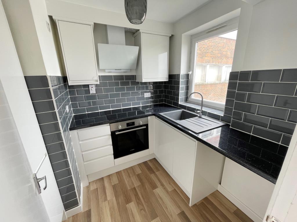 Lot: 119 - WELL PRESENTED FLAT - Kitchen
